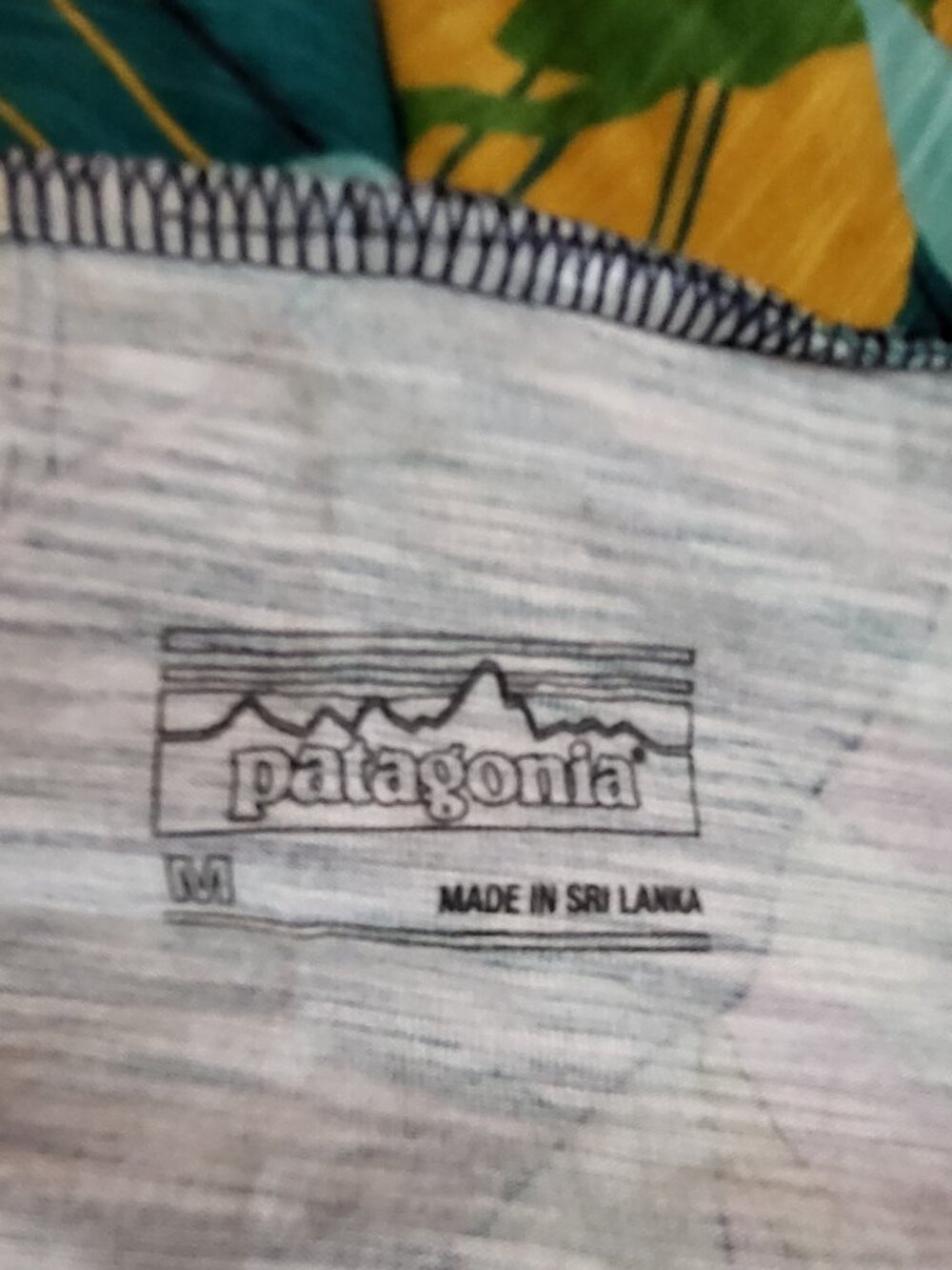 Patagonia cotton Tropical print V-neck front, cross over strap back. Size Medium - Picture 10 of 13